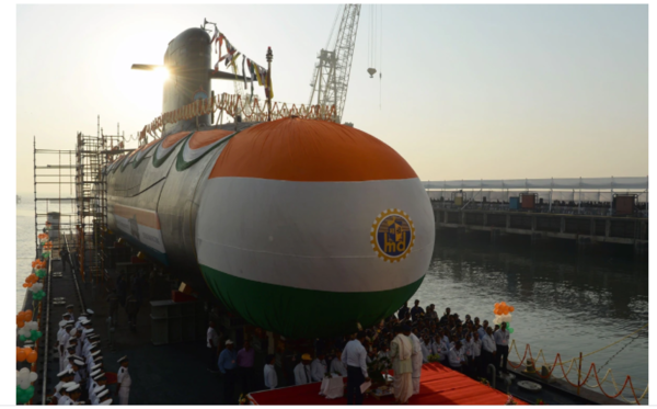 인도 해군의 세 번째 스콜펜급 잠수함 '카란즈'가 2018년 뭄바이 마자곤  조선소에서 열린 진수식에서 포착된 모습. 세계 조선업체들은 현재 프로젝트 75-I 라는 이름으로 인도 정부가 허가한 또 다른 잠수함 계약을 놓고 경쟁을 벌이고 있다.