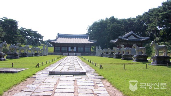 금곡에 있는 순종황제의 유릉. 황제릉으로 왕릉과 다르게 정자각이 침전으로 석물도 봉분 주변에서 침전 앞으로 석물들이 배치되어 있다.