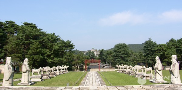 유릉 침전에서 바라본 석물들. 