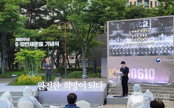 국민배우 최불암씨가 독립유공자 심훈선생이 1926년 4월 29일 돈화문 앞에서 읊었던 "통곡속에서"를 낭독하는 모습