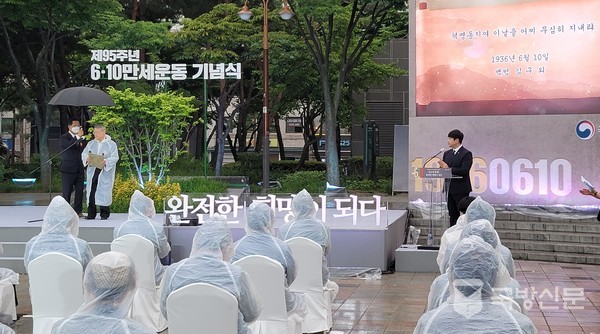 라종일 6.10만세운동기념사업회장이 10주년 때 김구선생 등이 한국국민당 명의로 발표했던 선언서를 낭독 재현하고 있다.