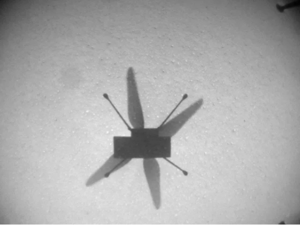 미국 항공우주국(NASA)의 화성 헬기 '인제뉴어티'가 8일 7번째 화성 비행 중 네비게이션 카메라로 자신의 그림자를 촬영했다.(자료:NASA)