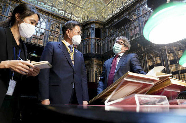 스페인을 국빈방문 중인 문재인 대통령이 16일 오후(현지시간) 스페인 마드리드 상원의사당에서 상·하원 합동 연설을 마친 후 상원 도서관을 방문. 안헬 곤잘레스 도서관장에게 ’조선왕국전도‘에 대한 설명을 듣고 있다. (사진=청와대 제공)