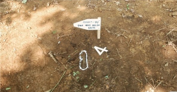 2011년 6월 강원도 양구군 백석산에서 발굴된 6·25전쟁 전사자 고(故) 고병수 하사 유해 최초 식별 현장. (사진:국방부 제공)