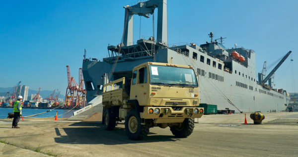 부산항에 도착한 미 '불독여단'의 장비를 하역하고있는 장면.(사진:미8군 누리집 갈무리)