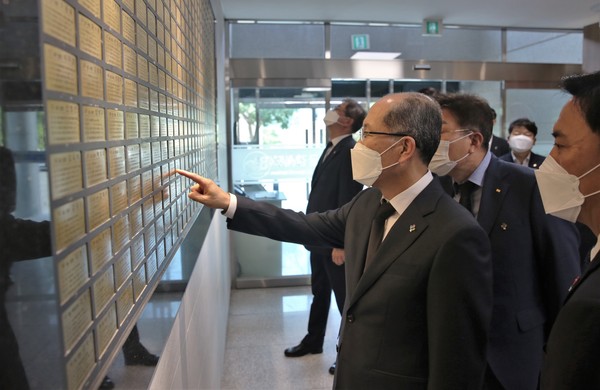 김유근 군인공제회 이사장이 21일 서울 동작구 국방부 유해발굴감식단 신원확인센터 로비에서 유해발굴자 명단을 확인하고 있다.(사진=군인공제회 제공)