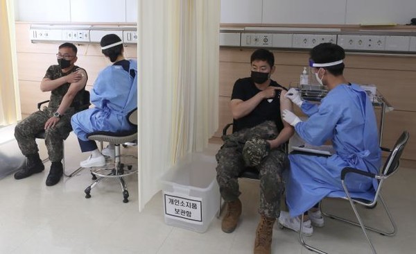 군 장병 백신 접종 모습. (사진=국방부 제공)