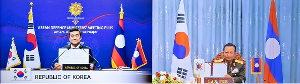 한국과 라오스는 ‘국방협력 양해각서’ 체결후 양해각서를 보여주고있다.