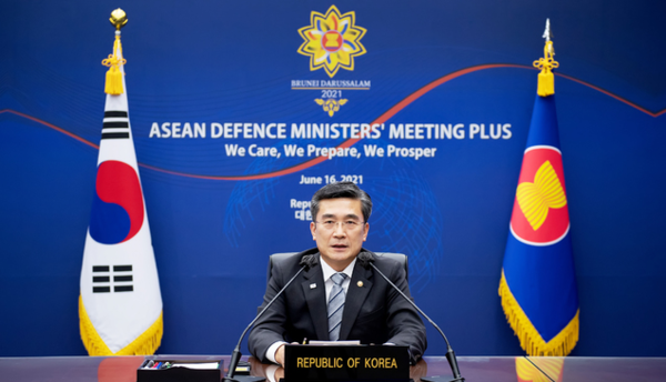 제8차‘아세안 확대 국방장관회의(ADMM-Plus)’에 참가하여 본회의에서 발표하고있는 서욱 국방장관(사진:국방부 제공)