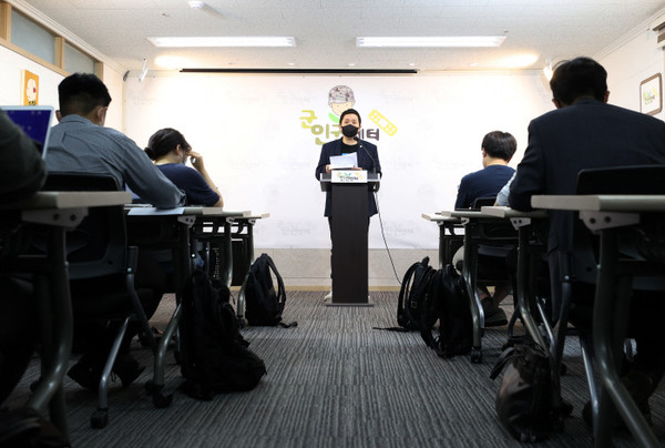 임태훈 군인권센터 소장이 23일 오후 서울 마포구 군인권센터에서 공군 제20전투비행단 성추행 피해자 사망사건 허위보고 관련 긴급 기자회견을 하고 있다. (사진=군인권센터 제공)