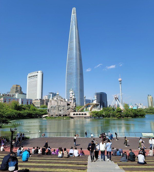 서울 송파구 석촌호수로 나들이 나온 시민들.