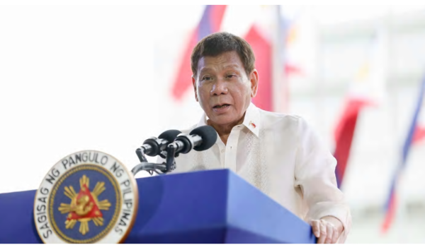 로드리고 두테르테 필리핀 대통령이 12일 필리핀 독립기념일에 기념사를 하고 있다.