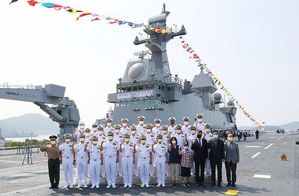 28일 경남 창원시 진해 군항에서 열린 마라도함(1만4500t급) 취역식에 참석한 부석종 해군참모총장(앞줄 가운데) 등 해군 관계자와 마라도 주민들이 갑판에서 기념 촬영을 하고 있다. (사진-해군 제공)