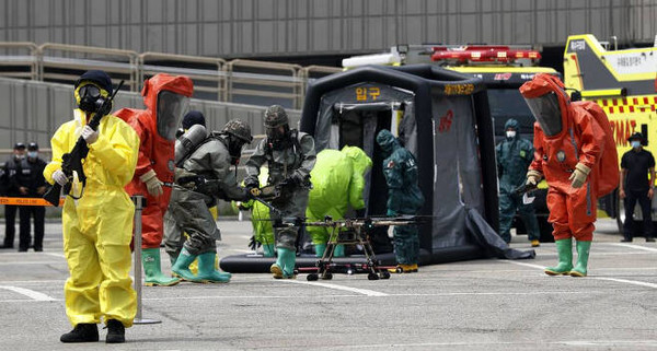 경찰특공대와 수도방위사령부, 서울소방재난본부 등이 29일 서울 잠실종합운동장에서 드론테러 대응역량 강화를 위한 유관기관 합동 대테러훈련을 하고 있다. (사진=서울경찰청 제공)