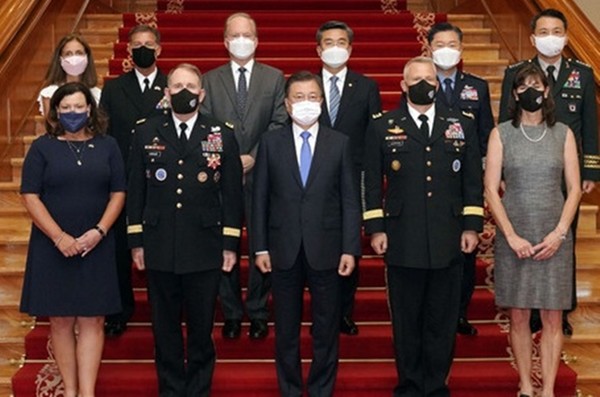 문재인 대통령(앞줄 가운데)이 1일 청와대에서 열린 이임 한미 연합사령관 서훈식 및 오찬을 마친 후   로버트 에이브럼스(앞줄 왼쪽) 한미연합사령관 겸 주한미군사령관 내외, 폴 라카메라 신임 한미연합사령관 겸 주한미군사령관 내외(앞줄 오른쪽) 등과 함께 기념촬영을 하고 있다.(사진=청와대 제공)