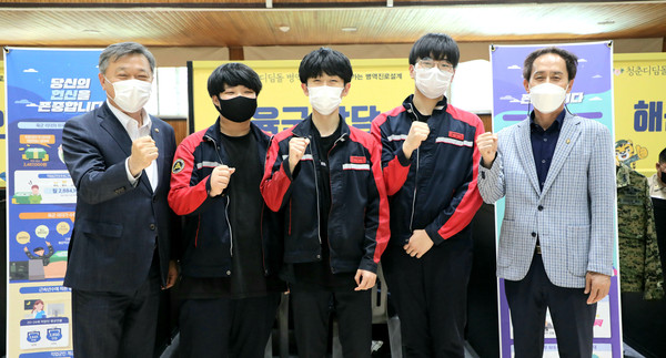 전북기계공업고등학교 학생들과 함께 기념사진 촬영(사진=병무청 제공)