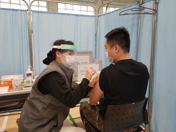 국군수도병원 코로나19 백신 접종 모습.(사진=국방부 홈페이지 갈무리)