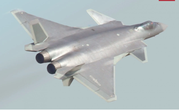 중국이 개발한 제5세대 스텔스 전투기 J-20 비행 모습.