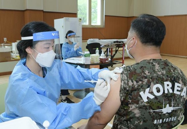 군의 코로나19 백신 접종.(사진=국방부 제공)
