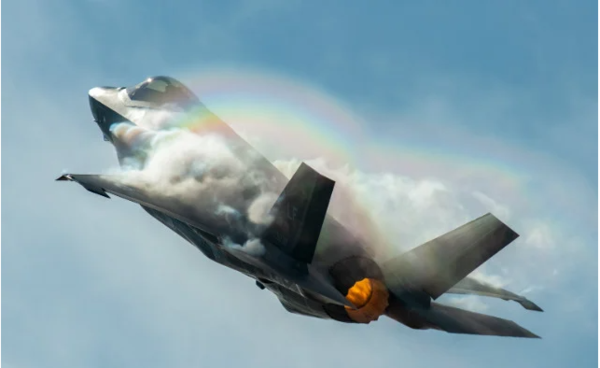 음속을 돌파하는 순간의 F-35 다목적 전투기