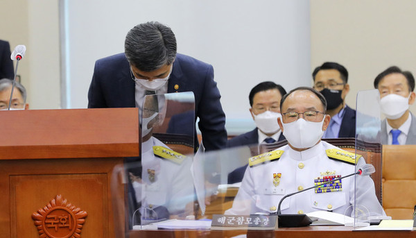 서욱 국방부 장관이 6월 9일 서울 여의도 국회에서 열린 국회 국방위 전체회의에서 공군 여중사 사망 사건 관련해 사과하고 있다. (사진=국방부 제공)