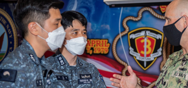 대한민국 장교가 미군과 작전협의하고 있는 모습