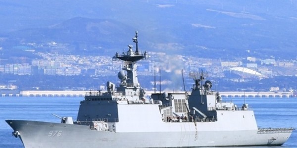 아프리카 아덴만 해역에서 작전 중인 청해부대원이 승선 중인 문무대왕함.(사진=해군 제공)