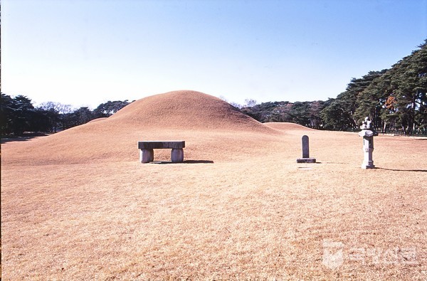 오릉 전경으로 석물들은 조선 후기 형태이다.