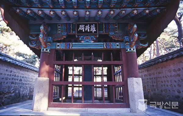 오릉 경내에 있는 박혁거세가 태어났다는 전설이 있는 나정 비각