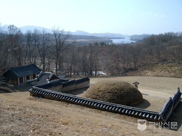 임진강이 보이는 경순왕릉으로 금계포란형이라고 풍수가들은 말한다. 후손들이 많이 번성하였다고 한다. 좌측으로 비각과 수복방이 있다.