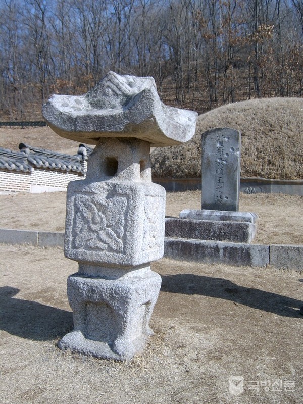 장명등과 비로 조선 후기 양식이다. 비에는 신라경순왕릉지비라는 한자가 쓰여 있다. 비에는 총탄자국이 남아 있어 아쉽다.