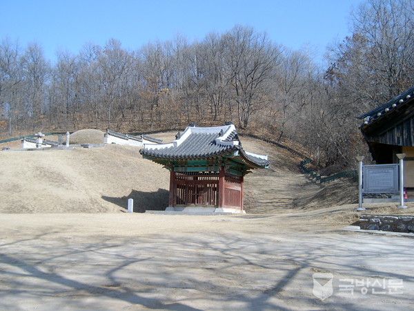 비각과 봉분으로 인제책이 설치되기 이전 모습이다.