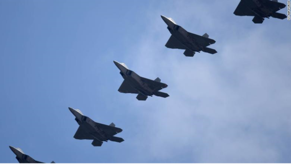 미 공군 F-22A 랩터는 5세대 고기동 스텔스 전투기이다. 사진은 편대 비행모습.