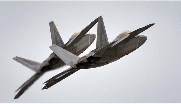 편대 비행중인 미 공군 F-22 랩터. (사진=미 공군 제공)