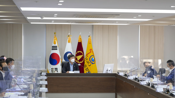 강은호 방위사업청장이 온택트 형식으로 안건 발표를 경청하고 있다.(사진=방사청 제공)