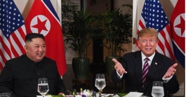 북미 정상회담을 하고 있는 북한 김정은 국무위원장과 미국 도널드 트럼프 대통령.