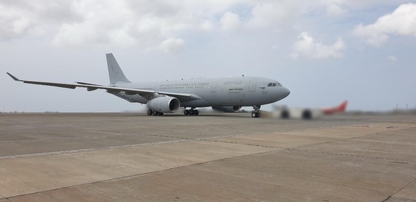 코로나19에 집단 감염된 청해부대 제34진 장병들을 태우고 지난 19일 아프리카 현지 공항에서 이륙 준비 중인 공군 다목적 공중급유수송기 KC-330 '시그너스'.(사진=국방부 제공)