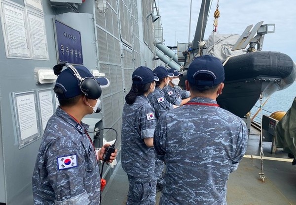 군 특수임무단이 문무대왕함 출항 전 장비 등을 점검하고 있다.(사진=국방부 제공)
