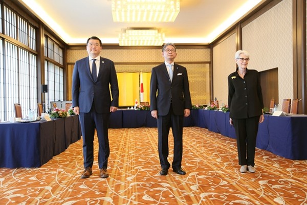 최종건 한국 외교부 1차관(왼쪽), 모리 다케오 일본 외무성 사무차관(가운데), 웬디 셔먼 미국 국무부 부장관(오른쪽)은 21일 일본 도쿄 외무성 이쿠라 공관에서 한미일 외교차관 협의를 가졌다.(사진=외교부 제공)