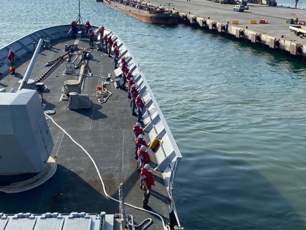 ‘집단감염’ 청해부대 34진이 운용하던 4400t급 구축함 문무대왕함이 21일 현지 항구에서 출항하고 있다. 문무대왕함은 오는 9월 12일께 경남 진해항에 입항할 예정이다. (사진=국방부 제공)