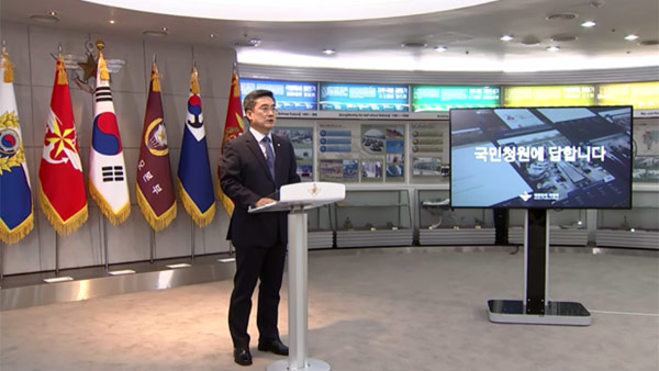 서욱 구구방부장관이 22일 공군 성추행 피해 사망 부사관 부친의 청와대 국민청원의 답변자로 직접 나섰다.(사진=청와대 제공)