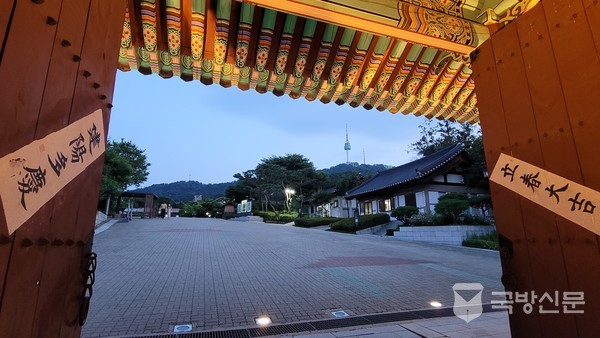 남산한옥마을 입구에서 바라본 남산타워의 야경