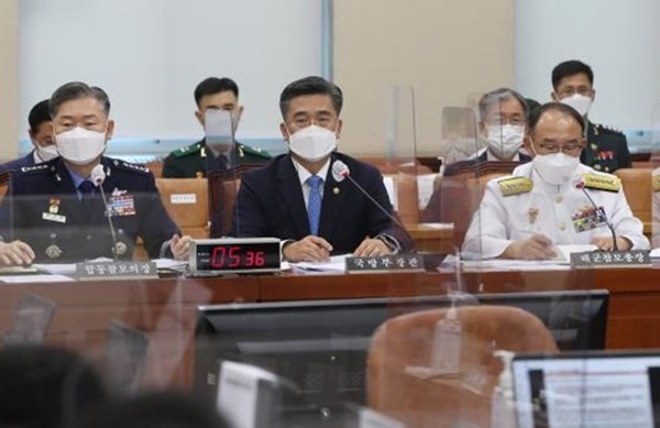 26일 열린 국회 국방위에 출석한 서욱 국방부장관(가운데), 원인철 합참의장(왼쪽), 부석종 해군참모총장이 의원들의 질의에 답하고 있다.