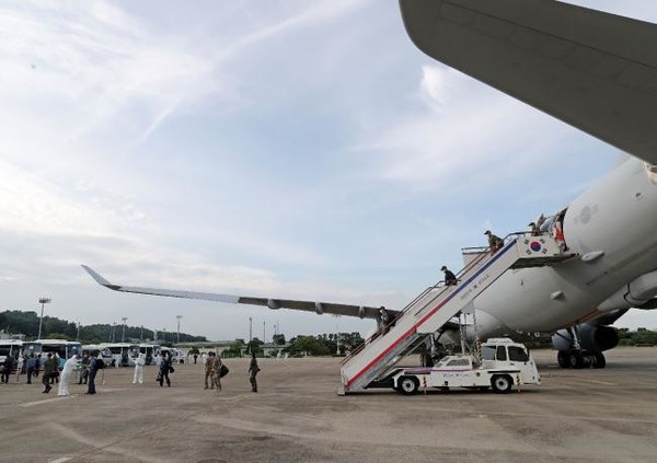 코로나19에 집단감염된 청해부대 34진 장병들이 지난 20일 공중급유수송기를 타고 귀국했다. (사진=국방부 제공)