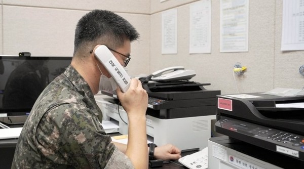 27일 남북 통신연락선이 복원된 후 군 관계자가 북한과 시험 통화를 하고 있다.(사진=국방부 제공)