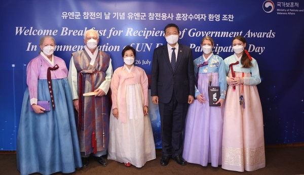 황기철 국가보훈처장은 26일(월) 오전 서울 힐튼호텔에서 열린 ‘유엔참전용사 훈장수여자 환영 조찬’에서 김인자 장인이 직접 제작한 한복을 입고 기념촬영을 하고 있다.(사진=보훈처 제공)