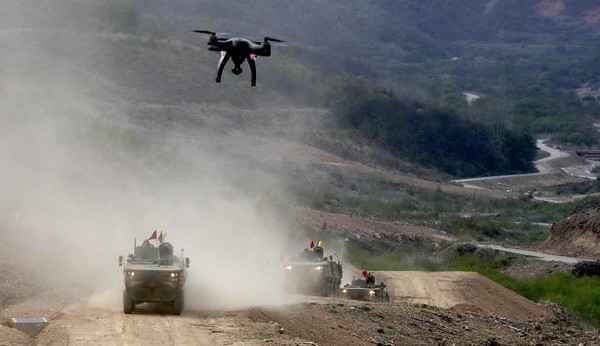 드론과 합동작전을 펼치고 있는 기동부대. (사진=국방부 제공)