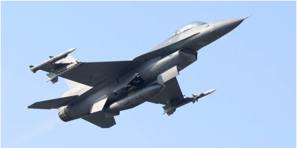  F-16V 는 대만의 주력전투기가 대만 남부에서 군사 훈련 중 이륙하고 있다.