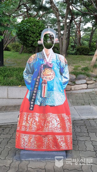 정문을 지나면 관람객들의 추억을 가져가라고 포토존을 한옥마을에 어울리게 한복으로 조성했다. 광장 서측에도 또 다른 포토존이 있다.