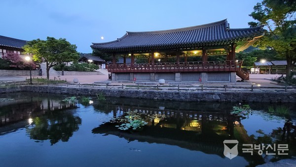 내림마루 위에 걸려있는 달님과 천우각. 바람이 불지않아 물에 반영이 비쳐야 하는데 먹을 것을 찾는 물고기들이 돌아다니면서 물결을 이루어 비친모습이 흔들렸다. 천우각과 청학지 주변을 전통정원으로 꾸몄다. 